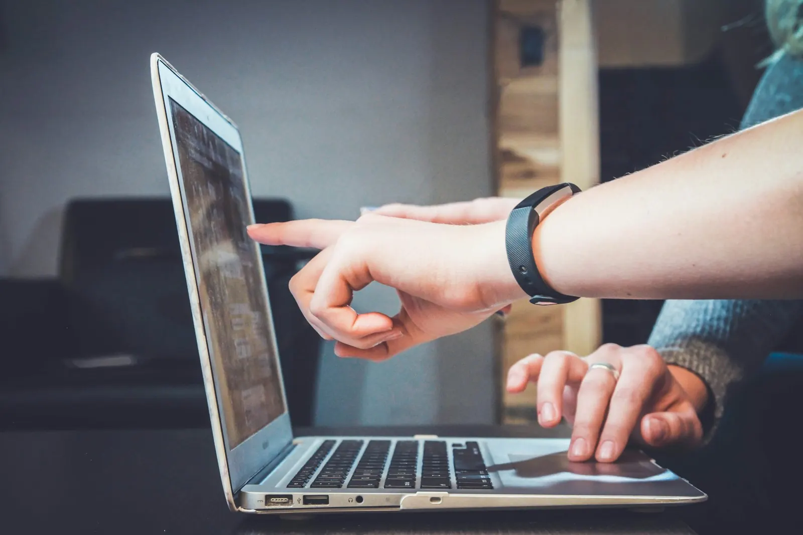 Tim kreatif bekerja bersama menggunakan laptop