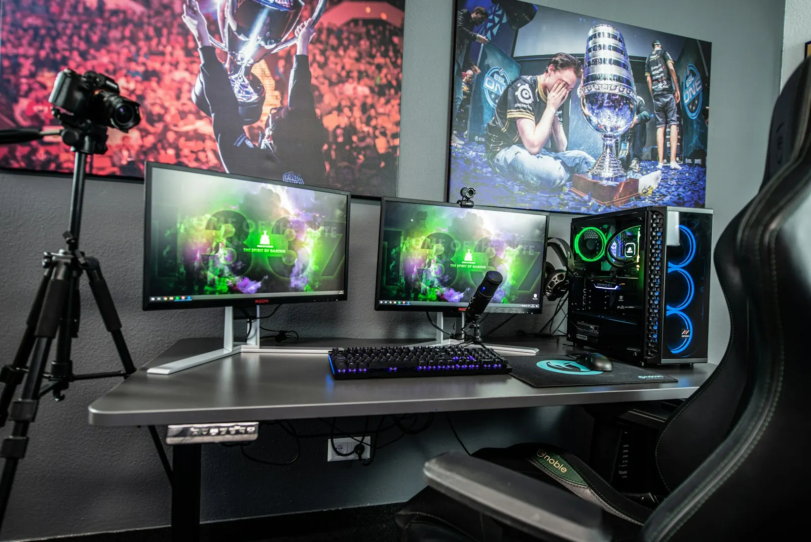 Meja komputer dengan monitor dan perlengkapan gaming