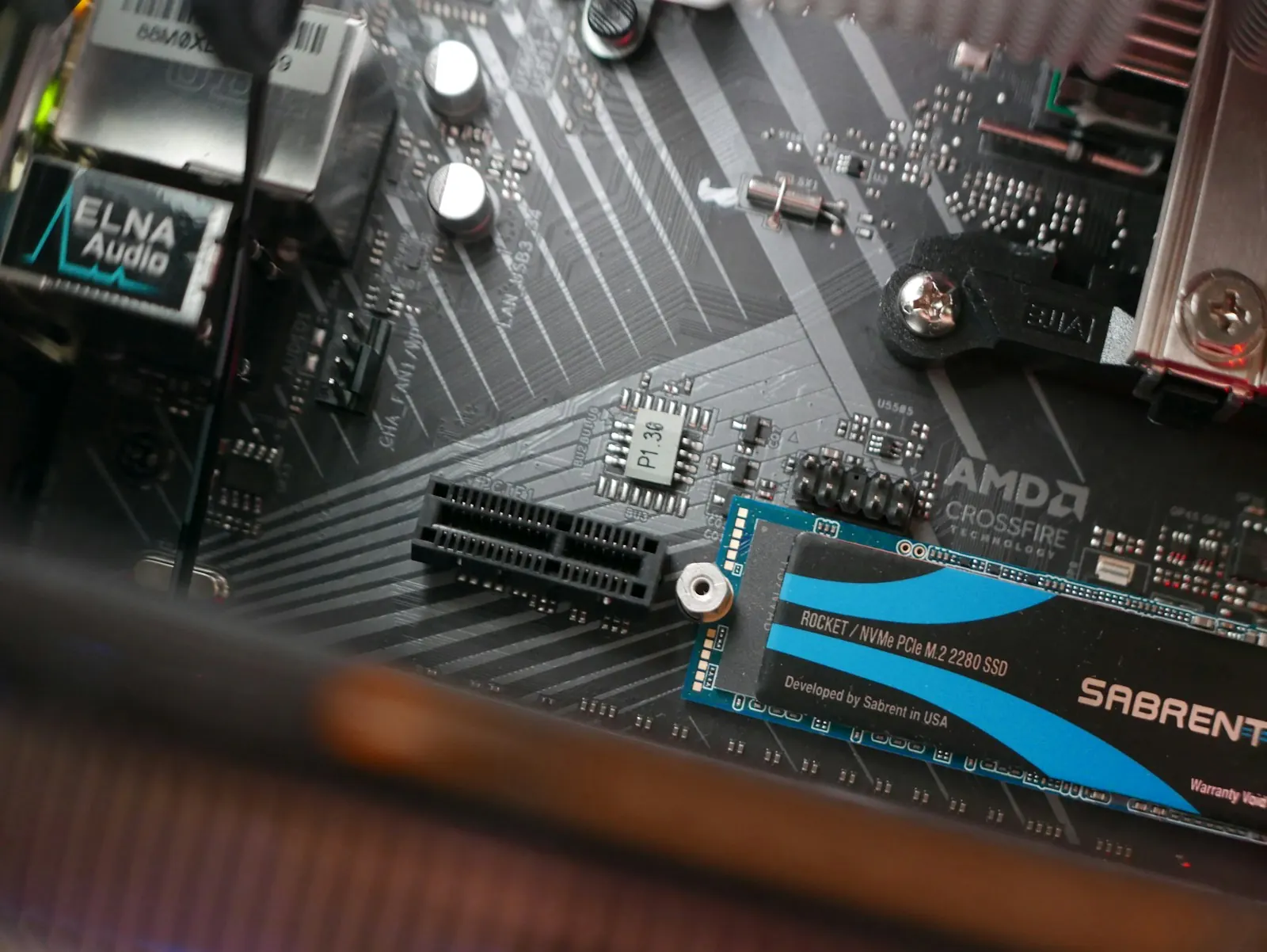 SSD NVMe M.2 terpasang pada motherboard komputer